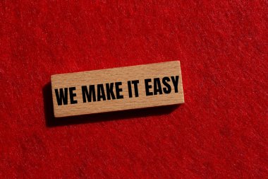 Tahta bloğa kırmızı keçeli kalemle yazılmış kolay bir mesaj yaparız. Kavramsal olarak bunu kolay bir sembol haline getiririz. Boşluğu kopyala.