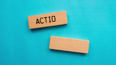 Eylem planı mesajı mavi arka plandaki tahta bloklara yazılıyor. Kavramsal eylem planı sembolü.