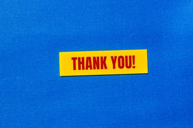 Mavi arka planlı sarı etikete yazılan mesaj için teşekkürler. Kavramsal teşekkür sembolü. Boşluğu kopyala.