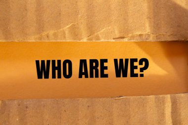 Turuncu arka planda yırtık karton kağıda yazılan soru kime ait? Kavramsal olarak kimi sorguluyoruz? Boşluğu kopyala.