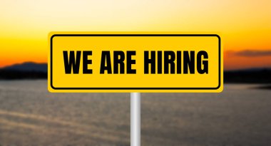 Bulanık göl arkaplanlı sarı tabelaya yazılmış bir mesaj alıyoruz. Kavramsal olarak sembol kiralıyoruz. Boşluğu kopyala.