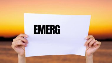 Gün batımında bulanık göl manzarası üzerine beyaz kağıda yazılı acil durum planı mesajı. Kavramsal acil durum planı sembolü.