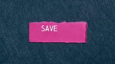 Gri arka planda yırtık pembe kağıt parçasına tarih mesajını kaydet. Tarih simgesini kavramsal kaydet.