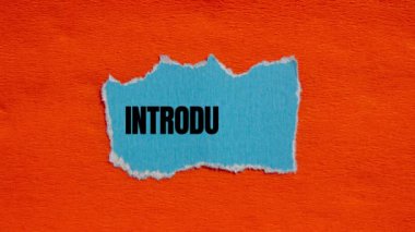 Turuncu arka planda yırtık mavi kağıt parçasına giriş mesajı. Kavramsal tanıtım sembolü.