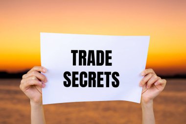 Bulanık göl geçmişi olan beyaz kağıda yazılmış ticari sırlar mesajı. Kavramsal ticaret sırları sembolü. Boşluğu kopyala.