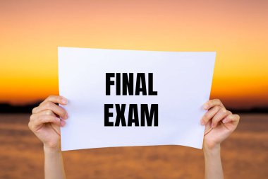 Bulanık göl arkaplanlı beyaz kağıda yazılmış son sınav mesajı. Kavramsal nihai sınav sembolü. Boşluğu kopyala.