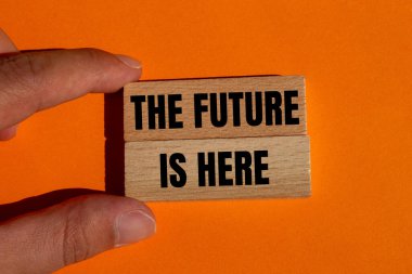 Gelecek, turuncu arka plandaki tahta bloklara yazılmış bir mesaj. Kavramsal gelecek burada bir semboldür. Boşluğu kopyala.