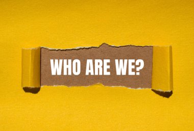 Kahverengi arkaplanlı yırtık sarı kağıda kimi yazıyoruz? Kavramsal olarak kimi sorguluyoruz? Boşluğu kopyala.