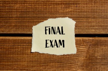 Tahta kaplamalı yırtık kağıda yazılmış son sınav mesajı. Kavramsal nihai sınav sembolü. Boşluğu kopyala.