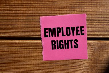 Yırtık pembe kağıt parçasına ahşap kapaklı çalışan hakları mesajı. Kavramsal çalışan hakları sembolü. Boşluğu kopyala.