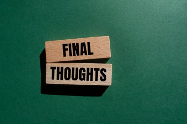 Tahta bloklara yeşil arka planlı son düşünceler mesajı yazıldı. Kavramsal nihai düşünceler sembolü. Boşluğu kopyala.