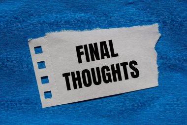 Son düşünceler mavi arka planlı yırtık kağıt parçasına yazılmış. Kavramsal nihai düşünceler sembolü. Boşluğu kopyala.