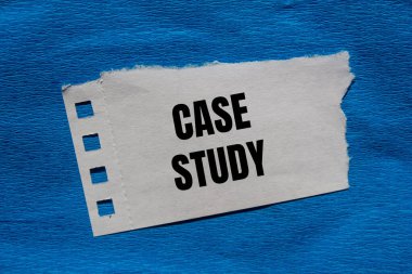 Dava çalışması mesajı mavi arka planlı yırtık kağıt parçasına yazılmış. Kavramsal vaka çalışma sembolü. Boşluğu kopyala.