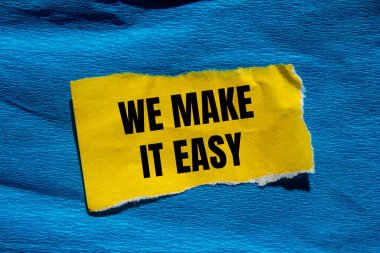 Yırtık sarı kağıt parçasına mavi arkaplanlı kolay bir mesaj yazacağız. Kavramsal olarak bunu kolay bir sembol haline getiririz. Boşluğu kopyala.