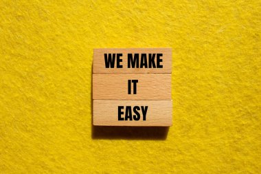 Tahta bloklara sarı arkaplan ile yazılmış kolay bir mesaj yaparız. Kavramsal olarak bunu kolay bir sembol haline getiririz. Boşluğu kopyala.