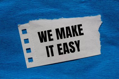 Yırtık kağıt parçasına mavi arkaplanlı kolay bir mesaj yazacağız. Kavramsal olarak bunu kolay bir sembol haline getiririz. Boşluğu kopyala.