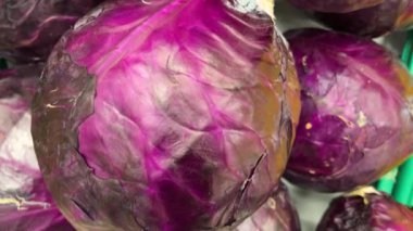Pazar yerinde satılık kırmızı lahana, yakın çekim video