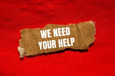 Kırmızı arkaplanlı yırtık kağıt parçasına yazılı yardım mesajına ihtiyacımız var. Kavramsal olarak yardım sembolüne ihtiyacımız var. Boşluğu kopyala.