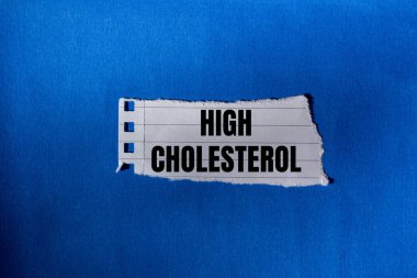 Yırtık kağıt parçasına mavi arka planda yüksek kolesterol mesajı yazılmış. Kavramsal yüksek kolesterol sembolü. Boşluğu kopyala.