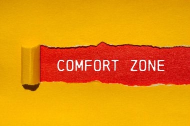 Kırmızı arkaplanlı yırtık sarı kağıda yazılmış rahat bölge mesajı. Kavramsal konfor bölgesi sembolü. Boşluğu kopyala.