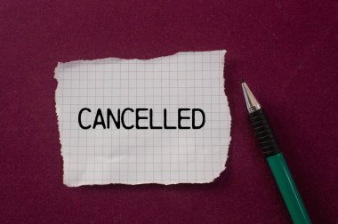 Mor arkaplanlı yırtık kağıt parçasına yazılmış iptal edilmiş mesaj. Kavramsal iptal sembolü. Boşluğu kopyala.