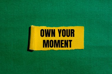 Yırtık sarı kağıt parçasına yeşil arkaplanlı anlık mesajınızı yazın. Anın sembolüne kavramsal olarak sahip olmak. Boşluğu kopyala.