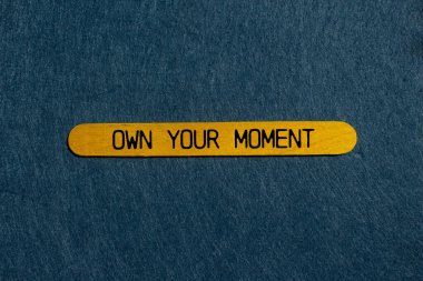 Sarı tahta çubuğa gri arkaplanlı anlık mesajınızı yazın. Anın sembolüne kavramsal olarak sahip olmak. Boşluğu kopyala.