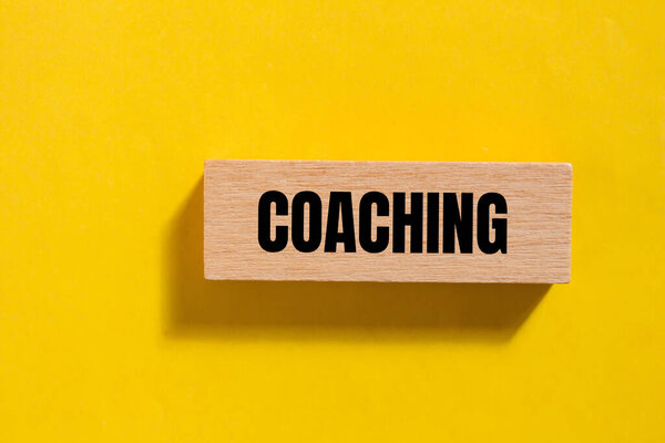 Mensaje Entrenamiento Escrito Bloque Madera Con Fondo Amarillo Símbolo Conceptual — Foto de Stock