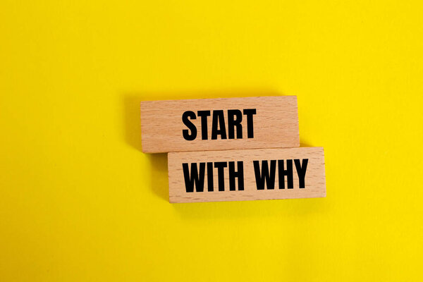 Начните с того, почему сообщение написано на деревянных блоках с желтым фоном. Концептуальное начало с символа "почему". Копирование пространства.