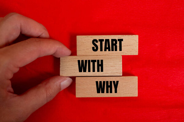 Начните с того, почему сообщение написано на деревянных блоках с красным фоном. Концептуальное начало с символа "почему". Копирование пространства.