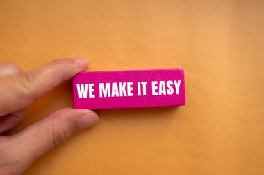 Pembe tahta bloğa turuncu arka planlı kolay bir mesaj yazacağız. Kavramsal olarak bunu kolay bir sembol haline getiririz. Boşluğu kopyala.