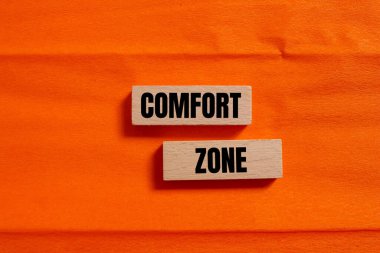 Tahta bloklara, turuncu arka planda yazılmış rahat bölge mesajı. Kavramsal konfor bölgesi sembolü. Boşluğu kopyala.
