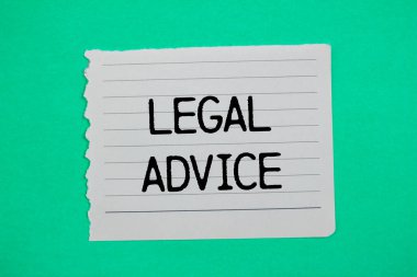 Yırtık kağıt parçasına yeşil arkaplan ile yazılmış yasal tavsiye mesajı. Kavramsal hukuki tavsiye sembolü. Boşluğu kopyala.