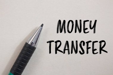 Kalemle beyaz kağıda yazılmış para transferi mesajı. Kavramsal para transfer sembolü. Boşluğu kopyala.