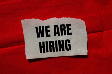 Kırmızı arka planda yırtık kağıt parçasına yazılmış bir mesaj alıyoruz. Kavramsal olarak sembol kiralıyoruz. Boşluğu kopyala.