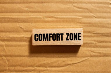 Tahta blokta karton kaplama ile yazılmış rahat bölge mesajı. Kavramsal konfor bölgesi sembolü. Boşluğu kopyala.