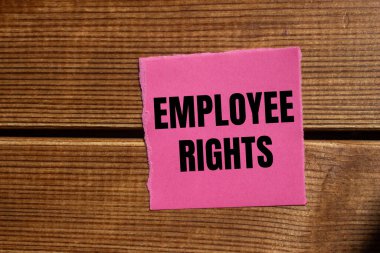 Yırtık pembe kağıt parçasına ahşap kapaklı çalışan hakları mesajı. Kavramsal çalışan hakları sembolü. Boşluğu kopyala.