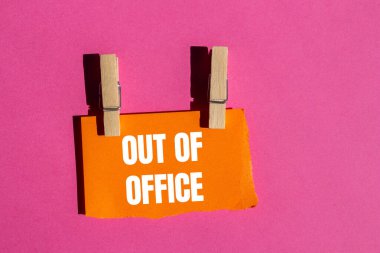 Pembe arka planlı yırtık turuncu kağıt parçasına yazılmış ofis mesajı. Ofis dışında kavramsal bir sembol. Boşluğu kopyala.