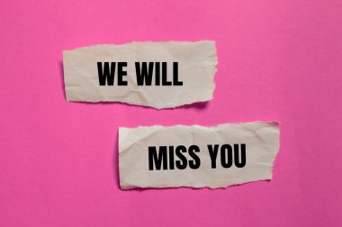 Pembe arka planda yırtık kağıt parçalarına yazdığın mesajı özleyeceğiz. Kavramsal olarak senin sembolünü özleyeceğiz. Boşluğu kopyala.