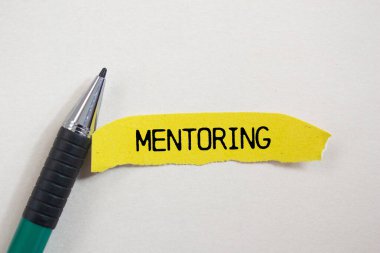 Yırtık sarı kağıt parçasına ve beyaz arkaplanlı bir kaleme yazılmış akıl hocalığı mesajı. Kavramsal akıl hocalığı sembolü. Boşluğu kopyala.