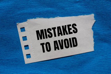 Mavi arkaplanlı yırtık kağıt parçasına yazılmış mesajlardan kaçınmak için yapılan hatalar. Sembolden kaçınmak için kavramsal hatalar. Boşluğu kopyala.