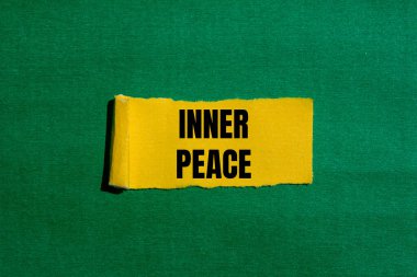 Yeşil arka planlı yırtık sarı kağıt parçasına yazılmış iç barış mesajı. Kavramsal iç huzur sembolü. Boşluğu kopyala.