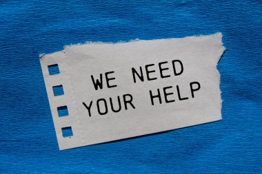 Mavi arkaplanlı yırtık kağıt parçasına yardım mesajınız gerekiyor. Kavramsal olarak yardım sembolüne ihtiyacımız var. Boşluğu kopyala.