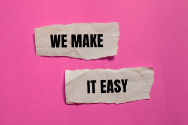 Pembe arkaplanlı yırtık kağıt parçalarına kolay bir mesaj yazacağız. Kavramsal olarak bunu kolay bir sembol haline getiririz. Boşluğu kopyala.