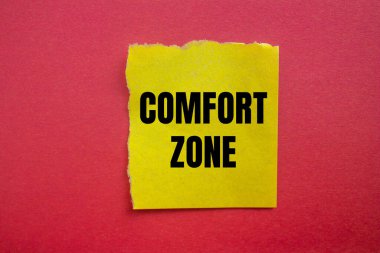 Kırmızı arkaplanlı yırtık sarı kağıt parçasına konfor mesajı yazılmış. Kavramsal konfor bölgesi sembolü. Boşluğu kopyala.