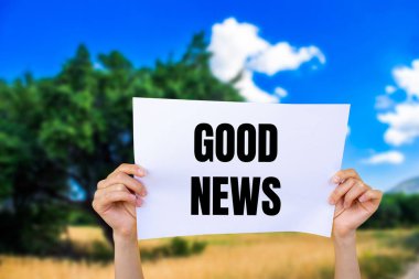 Beyaz kağıda iyi haber mesajı yazılmıştı. Kavramsal iyi haber sembolü. Boşluğu kopyala.