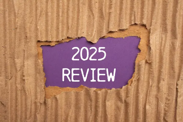 Yırtılmış, mor arkaplanlı karton kağıda yazılmış 2025 gözden geçirme mesajı. Kavramsal 2025 değerlendirme sembolü. Boşluğu kopyala.