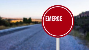 Kırmızı metal yuvarlak levhaya acil durum mesajı yazılıyor