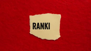 Kırmızı arkaplanda yırtık kağıt parçasına mesaj yazma