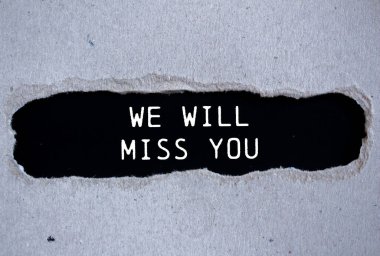 Siyah arkaplanlı yırtık gri kağıda yazdığın mesajı özleyeceğiz. Kavramsal olarak senin sembolünü özleyeceğiz. Boşluğu kopyala.